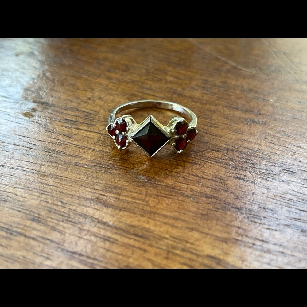 Garnet ring set in silver